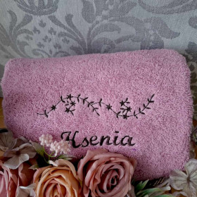 kosz prezentowy z personalizowanym ręcznikiem z imieniem ksenia